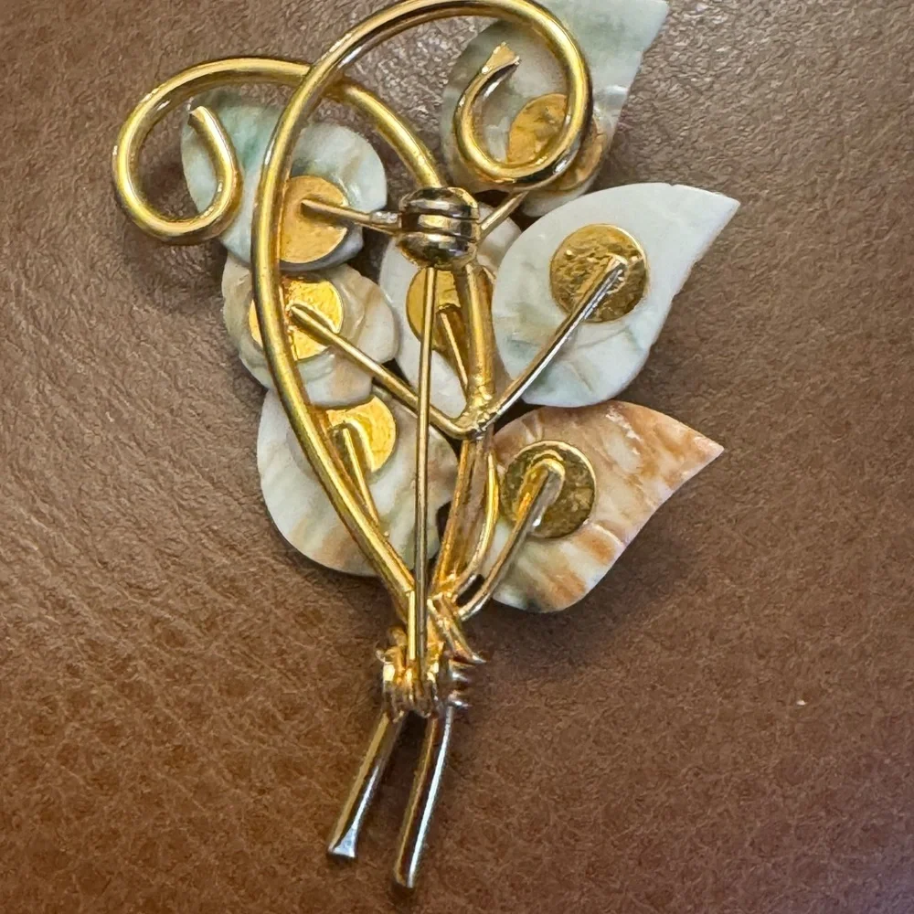 Vintage mid-century mother of pearl leaves &faux pearl brooch w/gold tone detail